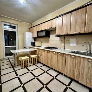 Гетьмана Івана Мазепи вул. (Топольна), 1