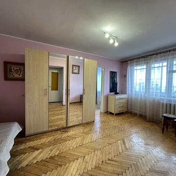 Пасічна вул., 42