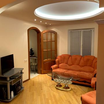 Анни Ахматової вул., 4