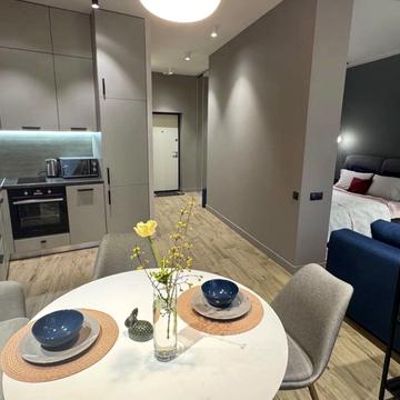 Академіка Філатова вул., 2/1