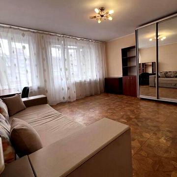 Павла Тичини просп., 5/1