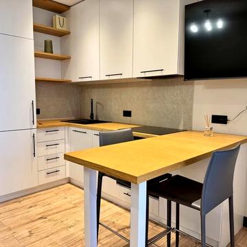 Дніпровська набережна вул., 18-Б