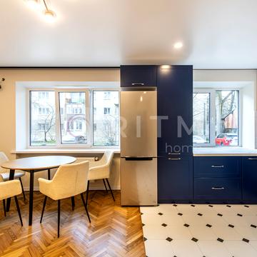 Степана Бандери вул., 10а