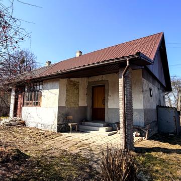 Біля центральної дороги