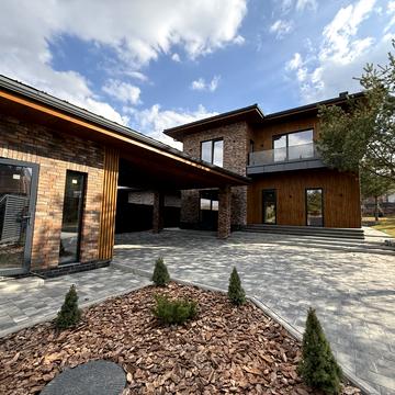 Центральна вул.