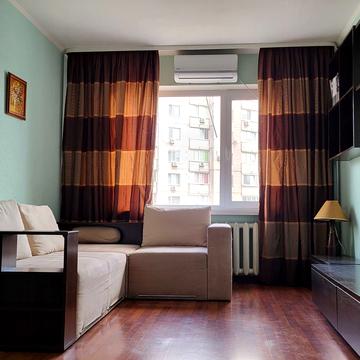 Анни Ахматової вул., 43