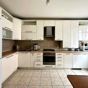 Залізнична вул., 2