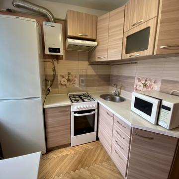 Студентська вул., 8