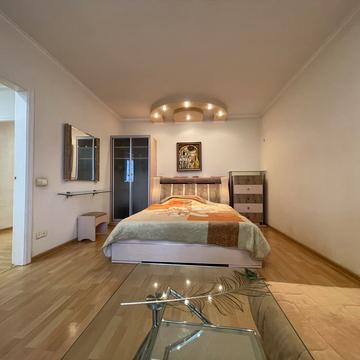 Срібнокільська вул., 16