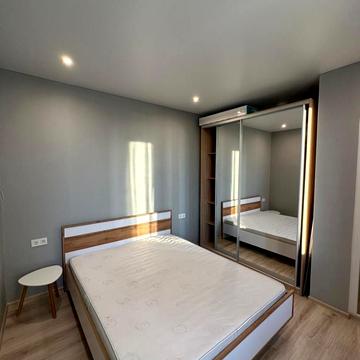 Дніпровська набережна вул., 18-Б