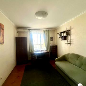 Анни Ахматової вул., 43