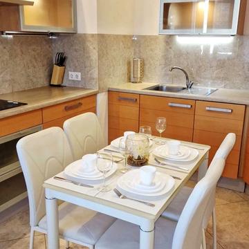 Анни Ахматової вул., 30