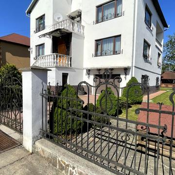 Костя Левицького вул., 11