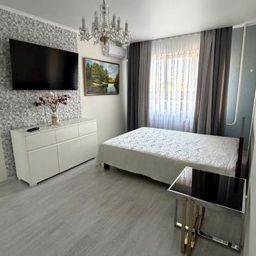 Анни Ахматової вул., 37