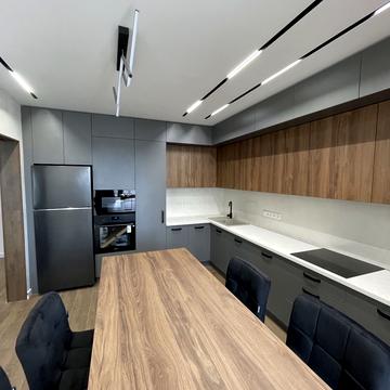 Саперно-Слобідська вул., 8