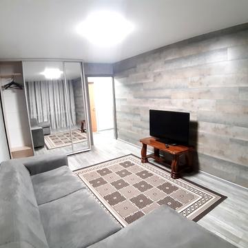 Оболонська пл. (Дружби Народів СРСР), 1