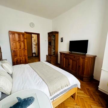 Верховної Ради бульв., 13