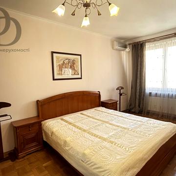 Лесі Українки бульв., 21