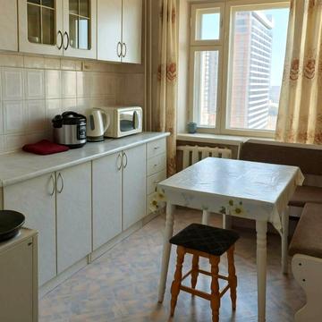 Стадіонна вул., 6