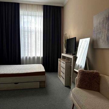 Хорватська вул., 3