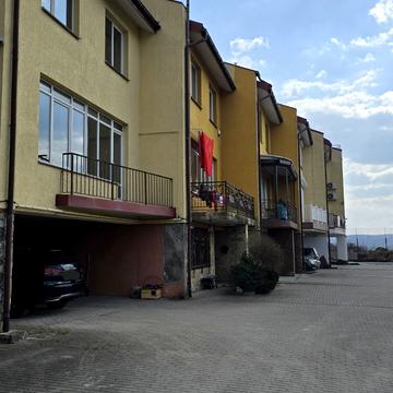 Дмитра Яворницького вул., 8