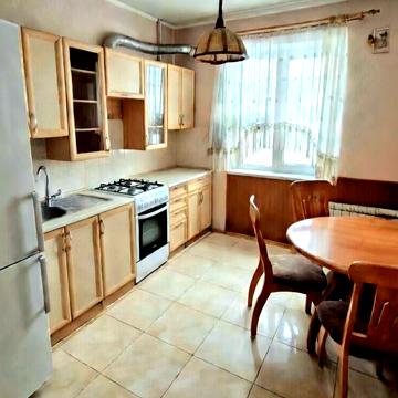 Каштанова вул., 8