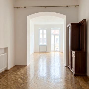 Богдана Хмельницького вул., 64