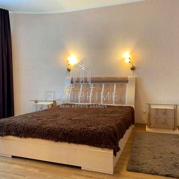 Анни Ахматової вул., 13