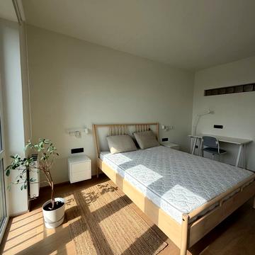 Угорська вул., 12