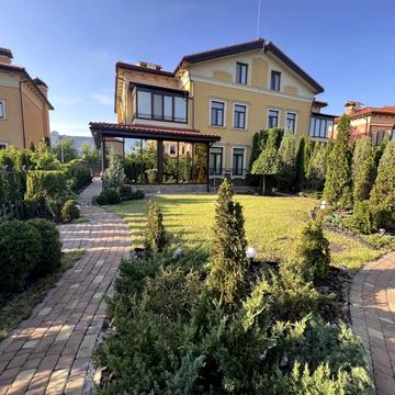 Богатирська вул., 32