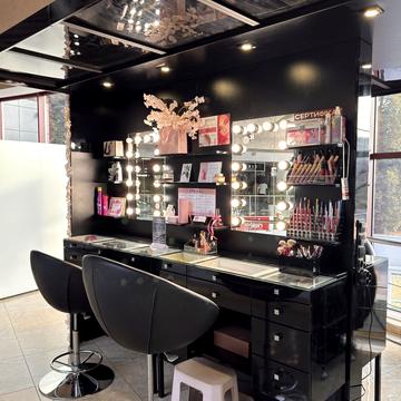 Академіка Ющенка вул., 8