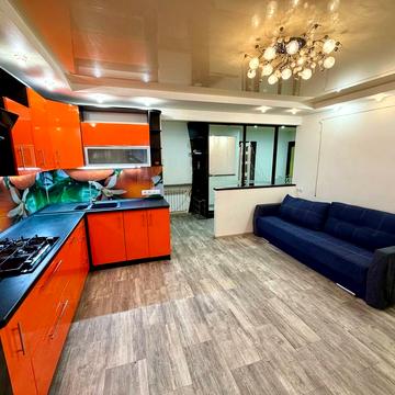 Менахем-Мендл Шнеєрсона вул. (Мініна), 15