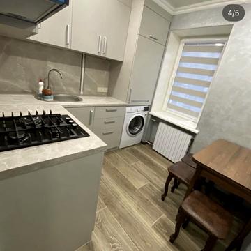 Академіка Янгеля вул., 5