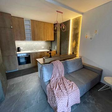 Салютна вул., 2к8