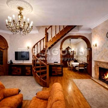 Богдана Хмельницького вул., 32