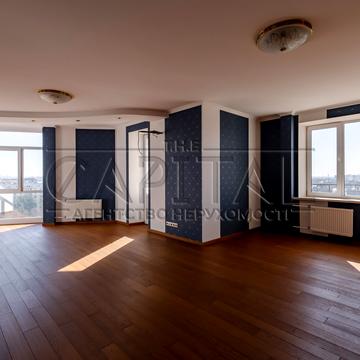 Валерія Лобановського вул., 18