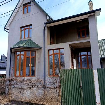 Горіхівська вул., 32