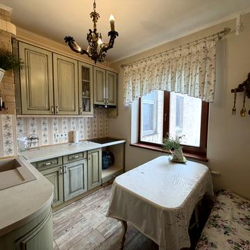 Академіка Корольова вул., 90б