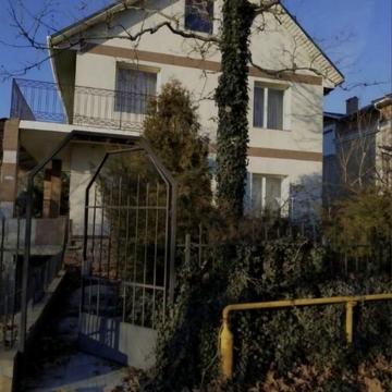 Горіхова вул.