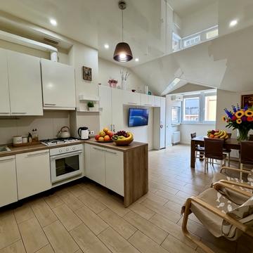 Академіка Лебедєва вул., 1