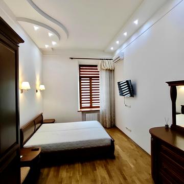 Хрещатик вул. (Kreschatic), 15