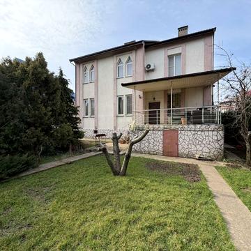 Вишнева вул.