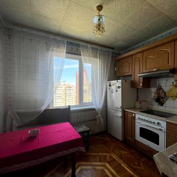 Анни Ахматової вул., 25