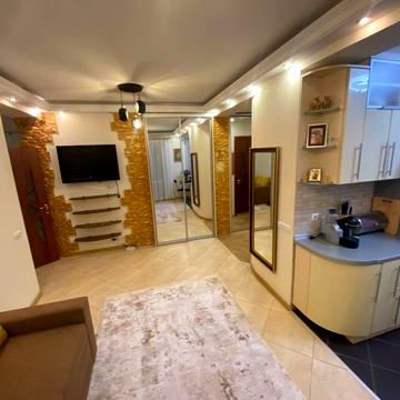 Велика Васильківська вул. (Червоноармійська), 114