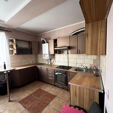 Тролейбусна вул., 28