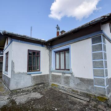 Вячеслава Чорновола вул., 12