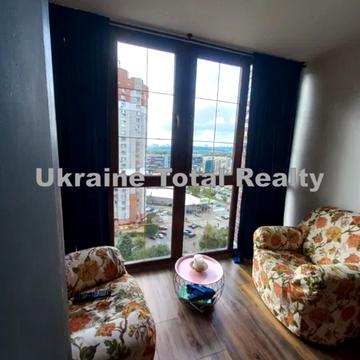 Анни Ахматової вул., 43