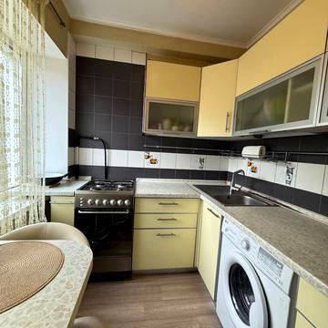 Академіка Доброхотова вул., 14