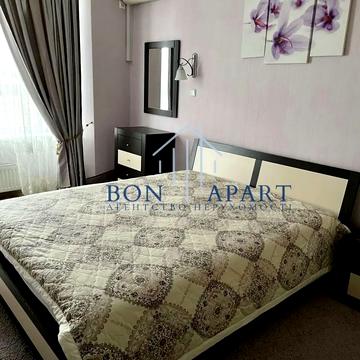 Анни Ахматової вул., 32/18