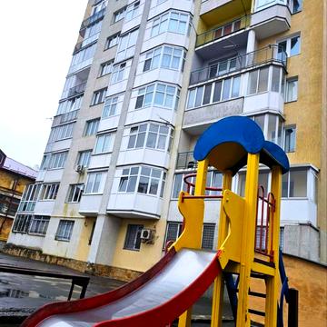 Академіка Євгена Лазаренка вул., 4б